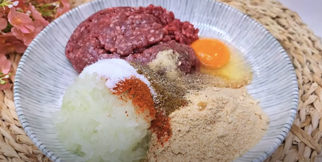 Delikátní masové misky zapečené se sýrem, cherry rajčátky a jemnou vaječnou směsí