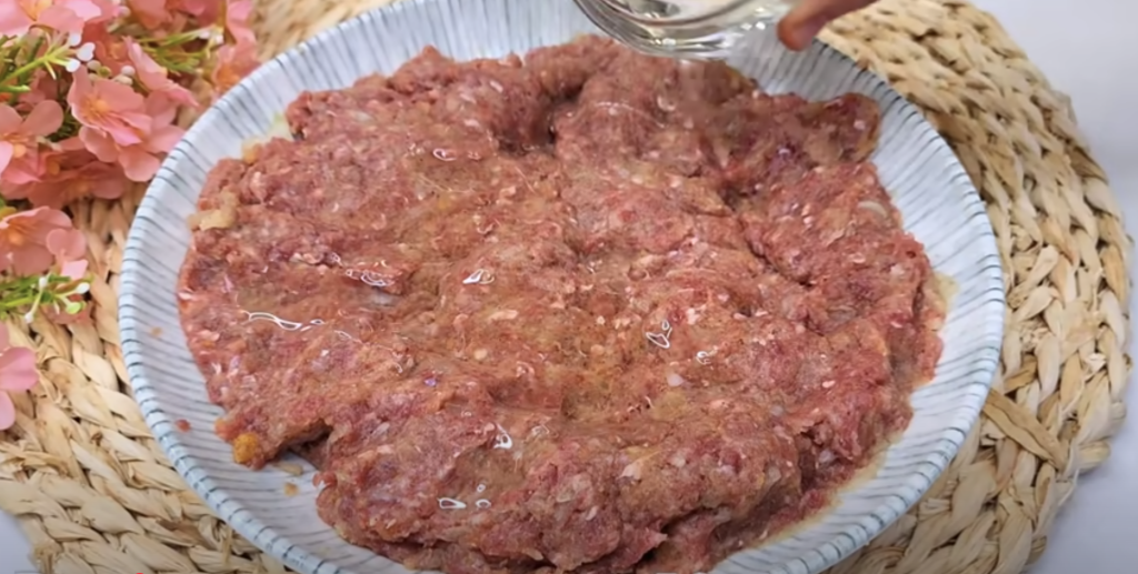 Delikátní masové misky zapečené se sýrem, cherry rajčátky a jemnou vaječnou směsí