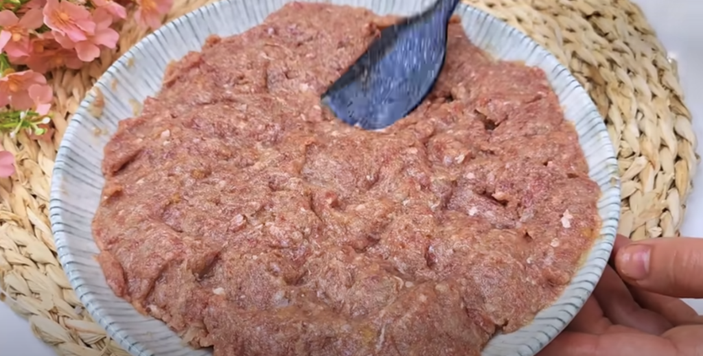 Delikátní masové misky zapečené se sýrem, cherry rajčátky a jemnou vaječnou směsí