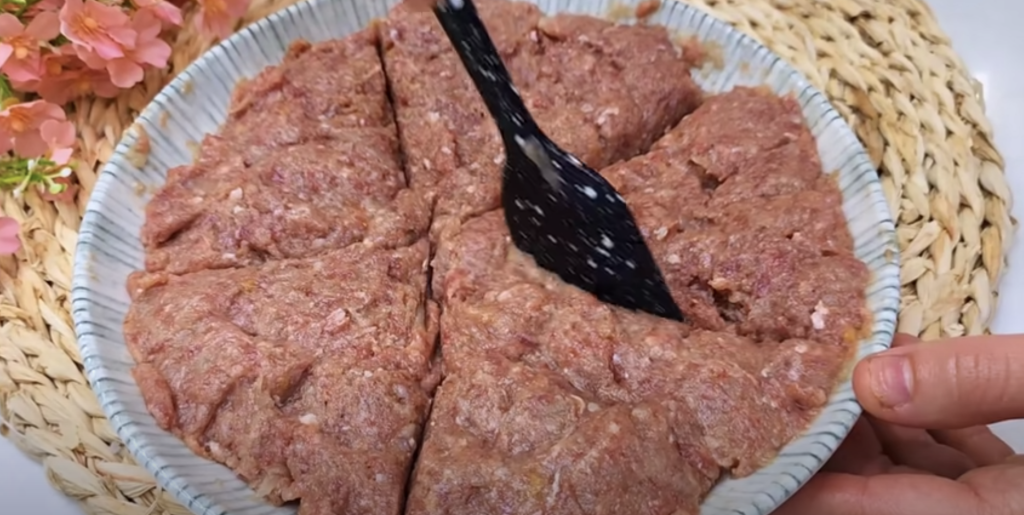 Delikátní masové misky zapečené se sýrem, cherry rajčátky a jemnou vaječnou směsí