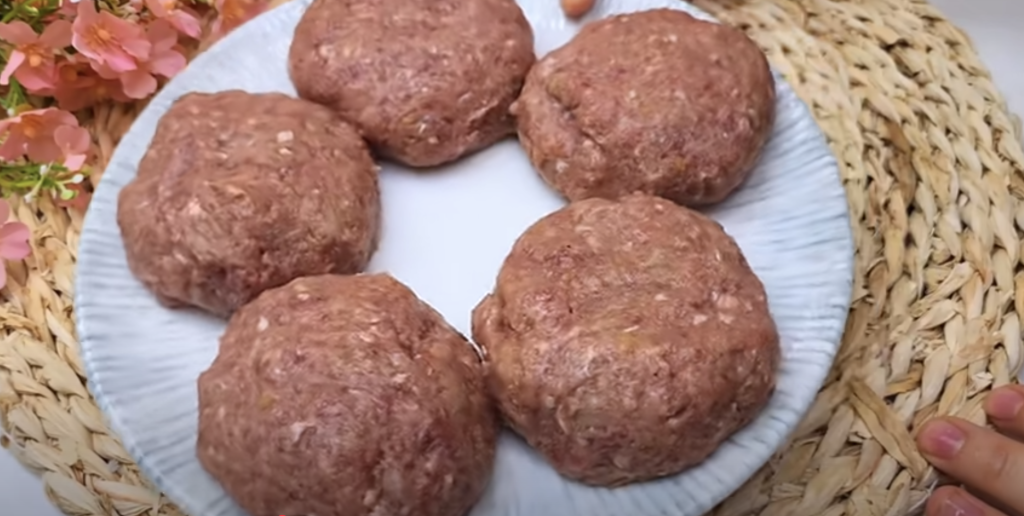 Delikátní masové misky zapečené se sýrem, cherry rajčátky a jemnou vaječnou směsí