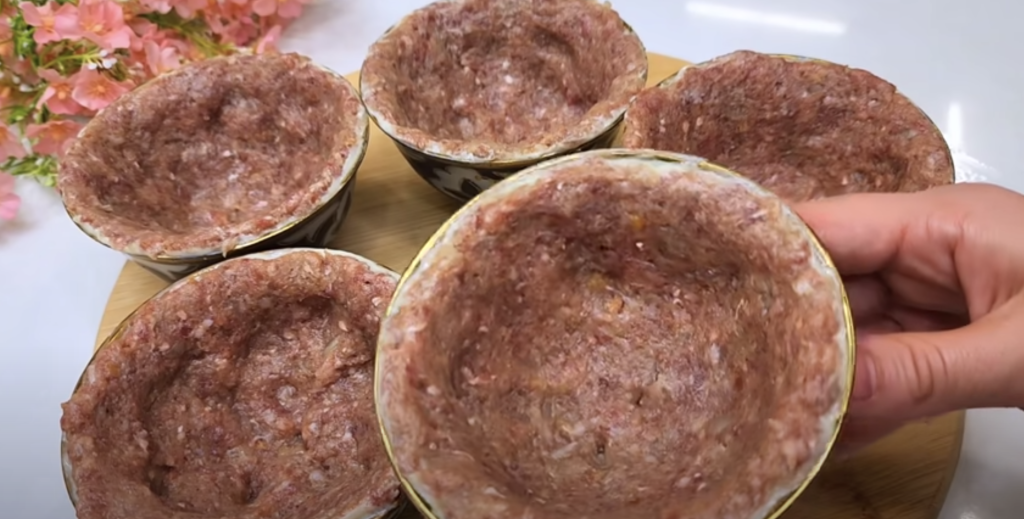 Delikátní masové misky zapečené se sýrem, cherry rajčátky a jemnou vaječnou směsí