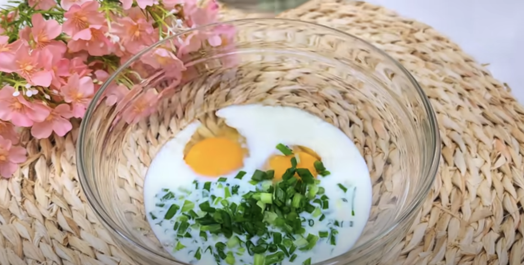 Delikátní masové misky zapečené se sýrem, cherry rajčátky a jemnou vaječnou směsí