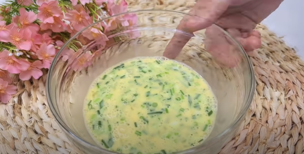 Delikátní masové misky zapečené se sýrem, cherry rajčátky a jemnou vaječnou směsí