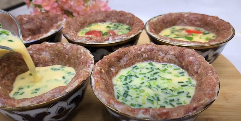 Delikátní masové misky zapečené se sýrem, cherry rajčátky a jemnou vaječnou směsí