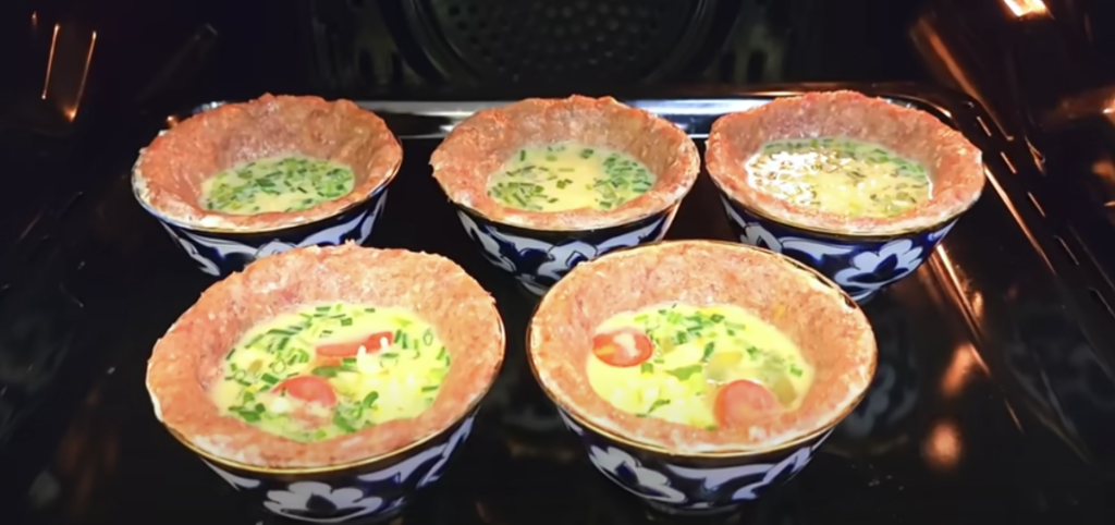 Delikátní masové misky zapečené se sýrem, cherry rajčátky a jemnou vaječnou směsí