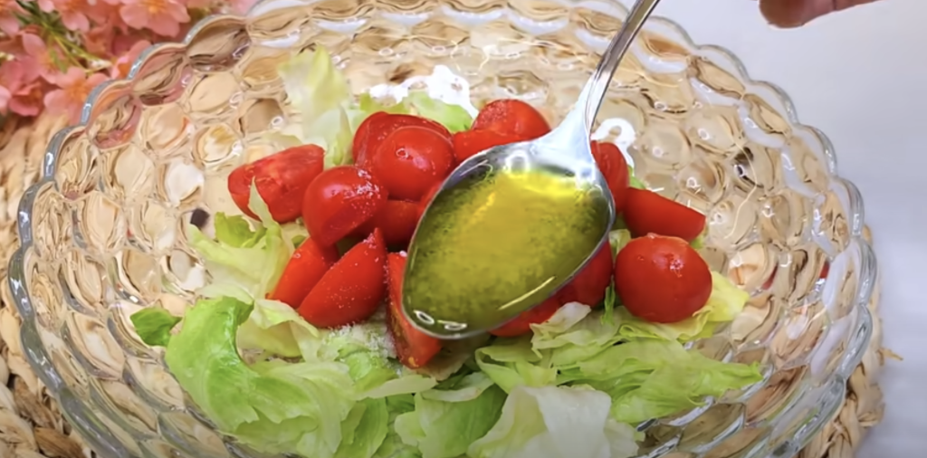 Delikátní masové misky zapečené se sýrem, cherry rajčátky a jemnou vaječnou směsí