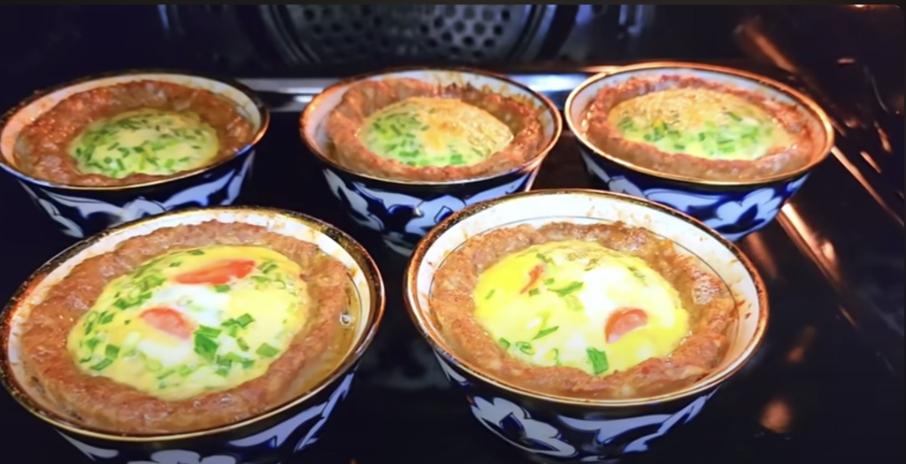 Delikátní masové misky zapečené se sýrem, cherry rajčátky a jemnou vaječnou směsí