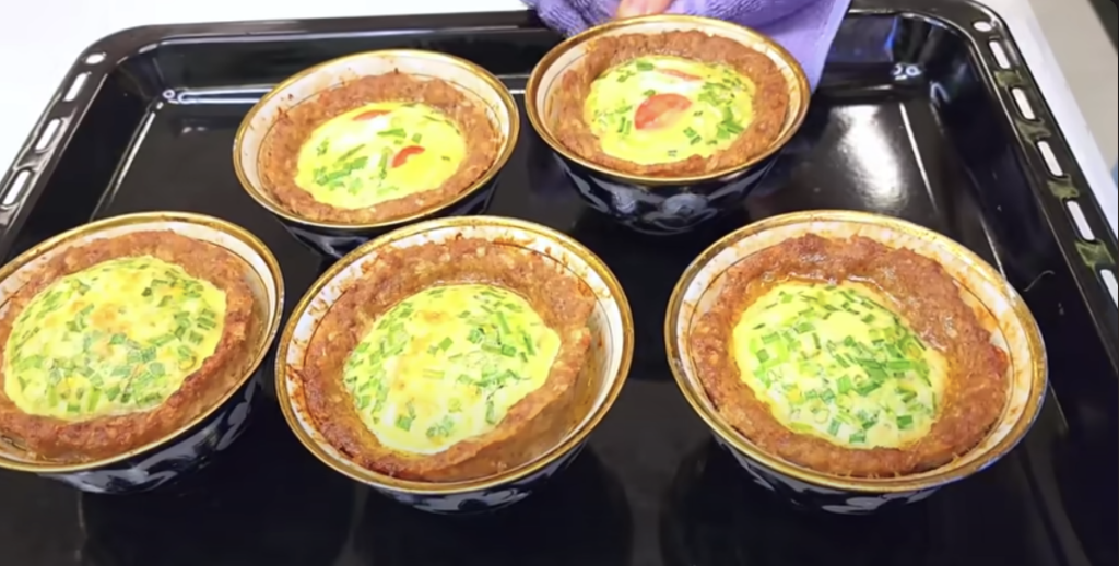 Delikátní masové misky zapečené se sýrem, cherry rajčátky a jemnou vaječnou směsí