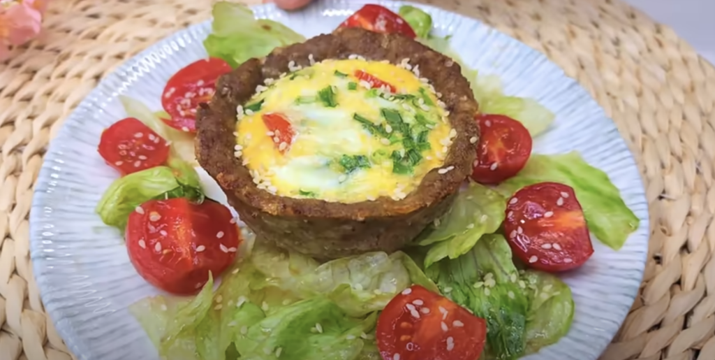 Delikátní masové misky zapečené se sýrem, cherry rajčátky a jemnou vaječnou směsí