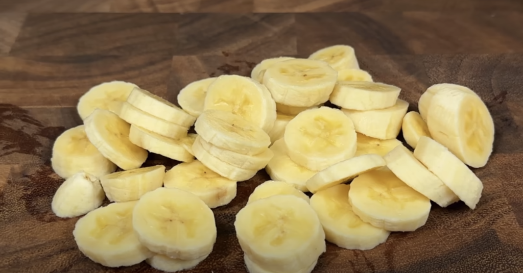 Sametový banánovo-karamelový dezert s kondenzovaným mlékem, podávaný v miskách