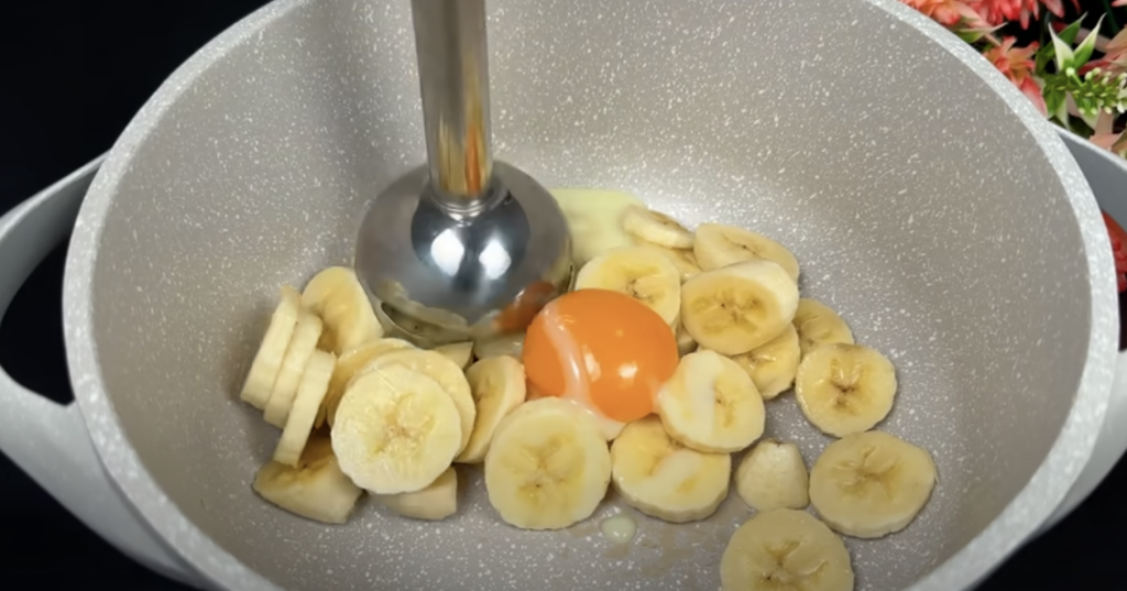 Sametový banánovo-karamelový dezert s kondenzovaným mlékem, podávaný v miskách