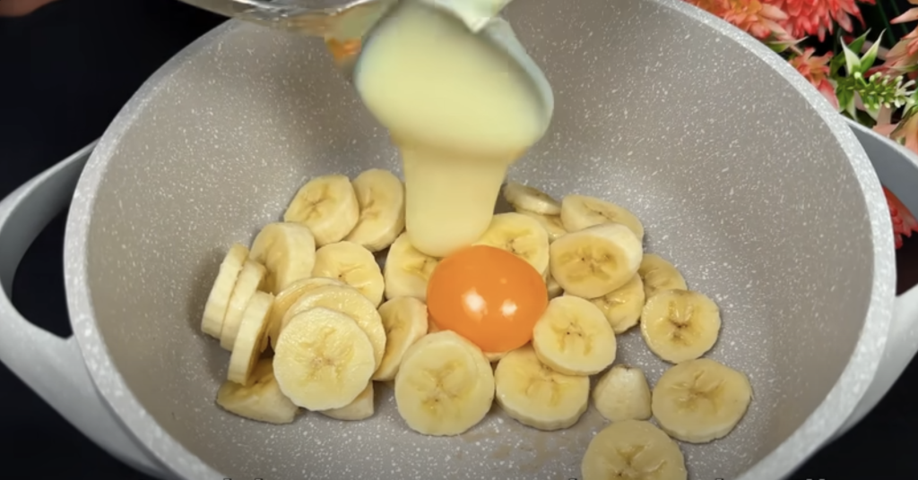 Sametový banánovo-karamelový dezert s kondenzovaným mlékem, podávaný v miskách