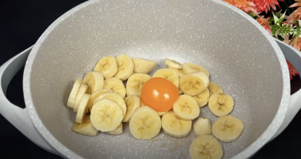 Sametový banánovo-karamelový dezert s kondenzovaným mlékem, podávaný v miskách