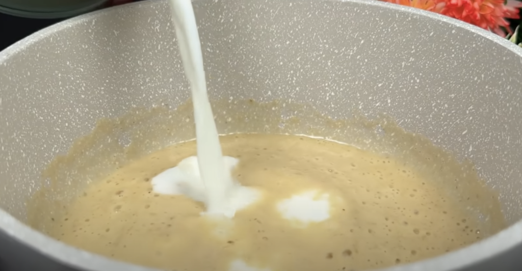 Sametový banánovo-karamelový dezert s kondenzovaným mlékem, podávaný v miskách