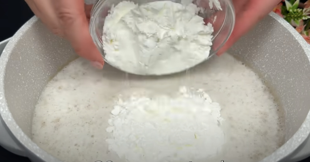 Sametový banánovo-karamelový dezert s kondenzovaným mlékem, podávaný v miskách