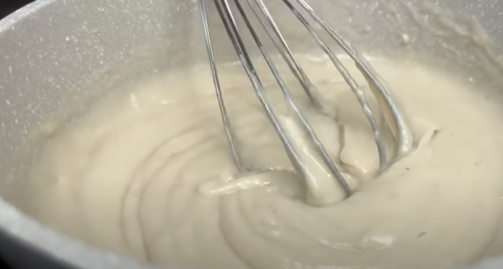 Sametový banánovo-karamelový dezert s kondenzovaným mlékem, podávaný v miskách