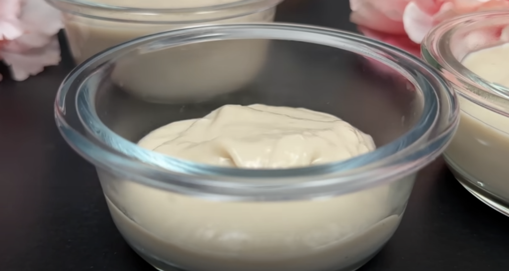 Sametový banánovo-karamelový dezert s kondenzovaným mlékem, podávaný v miskách