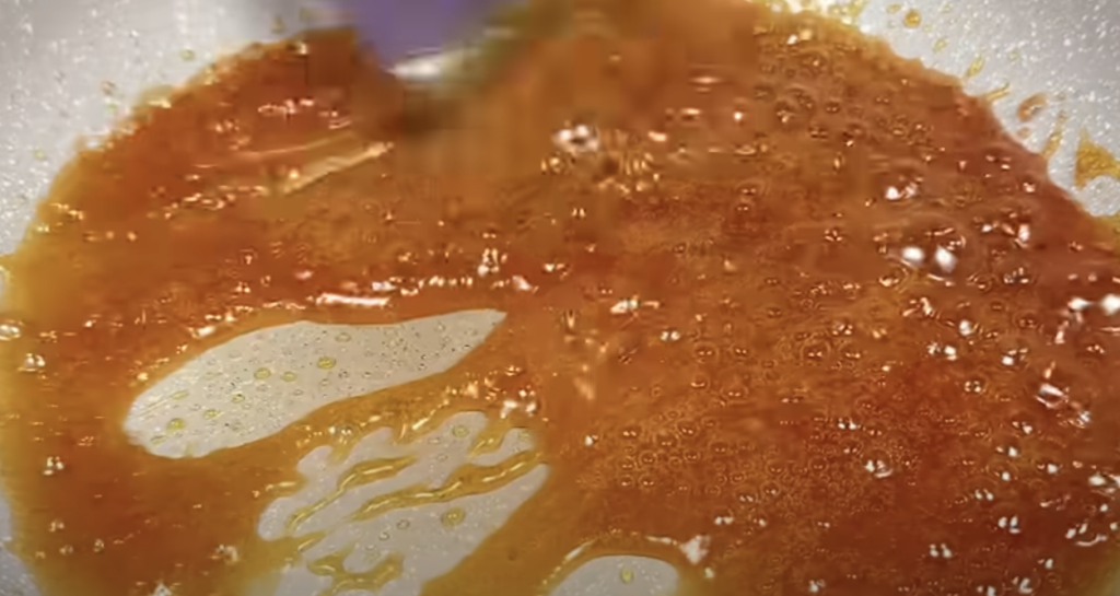 Sametový banánovo-karamelový dezert s kondenzovaným mlékem, podávaný v miskách