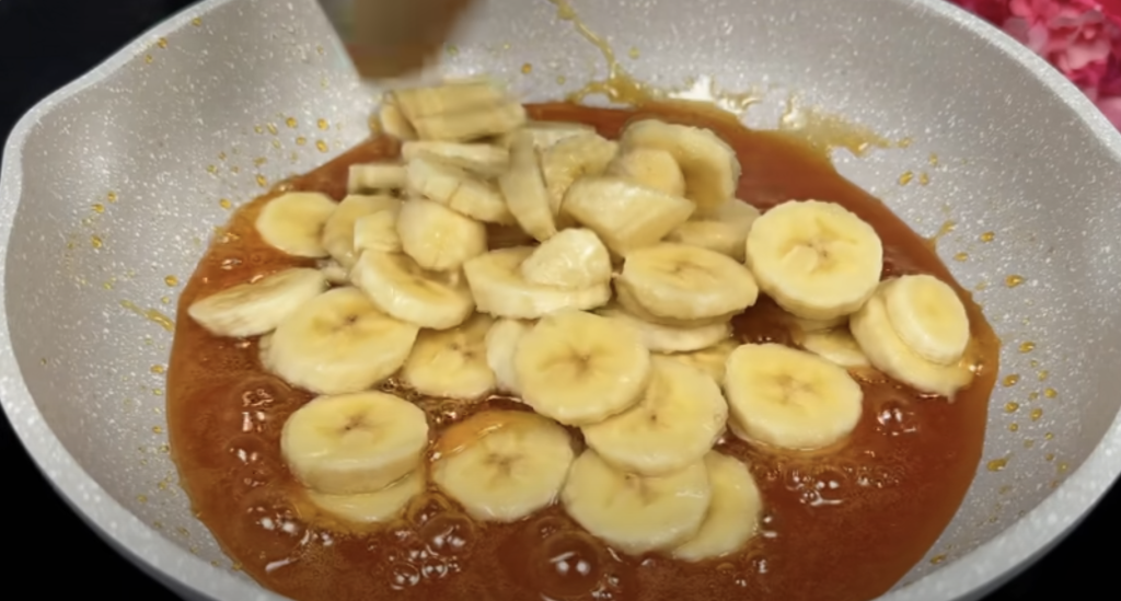 Sametový banánovo-karamelový dezert s kondenzovaným mlékem, podávaný v miskách