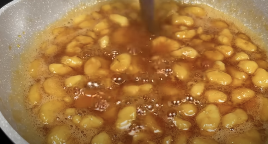 Sametový banánovo-karamelový dezert s kondenzovaným mlékem, podávaný v miskách