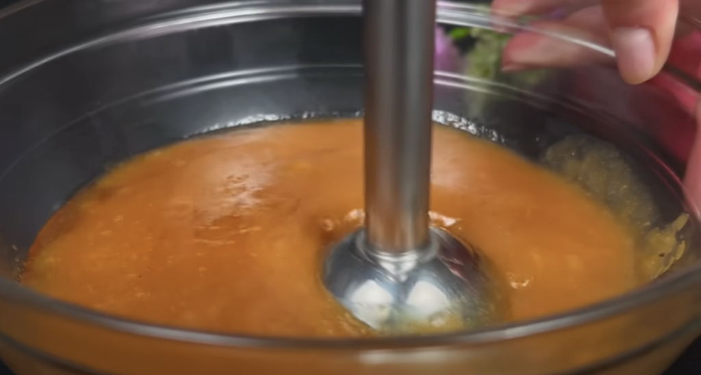 Sametový banánovo-karamelový dezert s kondenzovaným mlékem, podávaný v miskách