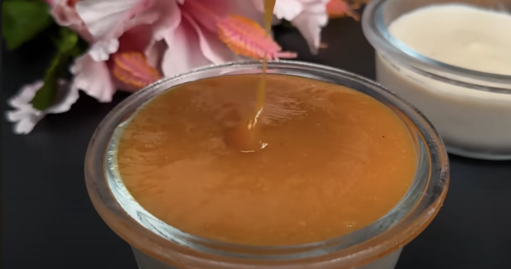 Sametový banánovo-karamelový dezert s kondenzovaným mlékem, podávaný v miskách