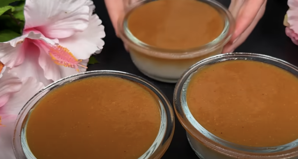 Sametový banánovo-karamelový dezert s kondenzovaným mlékem, podávaný v miskách