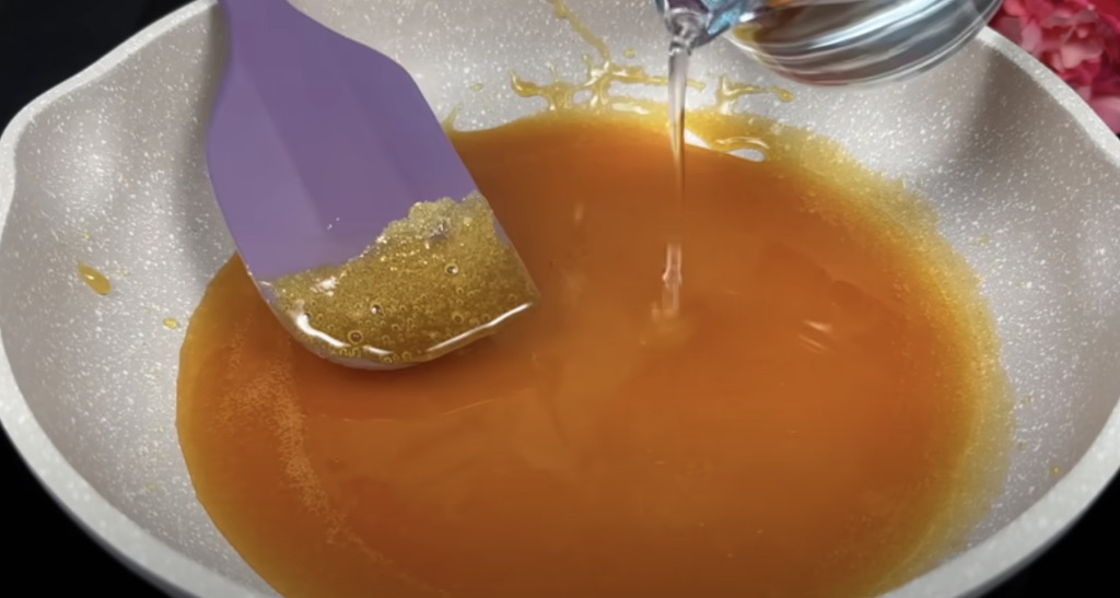 Sametový banánovo-karamelový dezert s kondenzovaným mlékem, podávaný v miskách