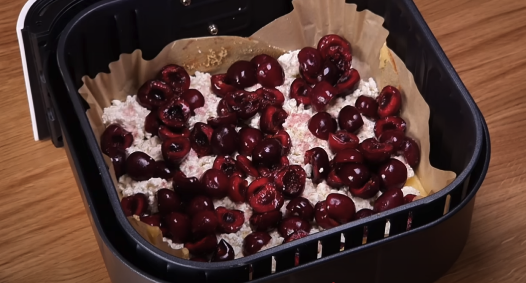 Třešňový koláč s tvarohovou náplní z horkovzdušné fritézy – dokonalý dezert pro letní dny