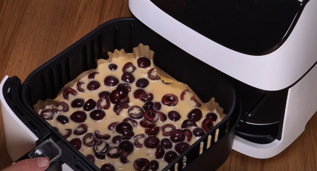 Třešňový koláč s tvarohovou náplní z horkovzdušné fritézy – dokonalý dezert pro letní dny