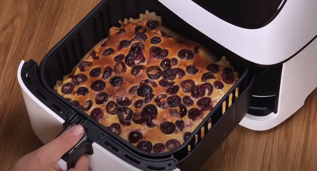 Třešňový koláč s tvarohovou náplní z horkovzdušné fritézy – dokonalý dezert pro letní dny