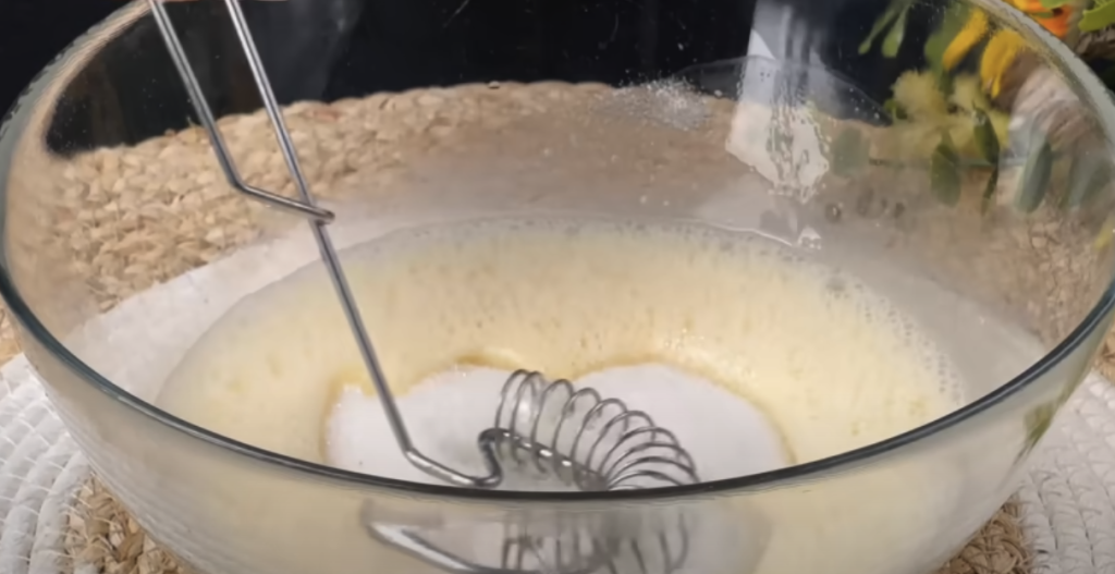 Sladký koláč s vanilkovým těstem, jemným tvarohovým krémem a karamelizovanými švestkami