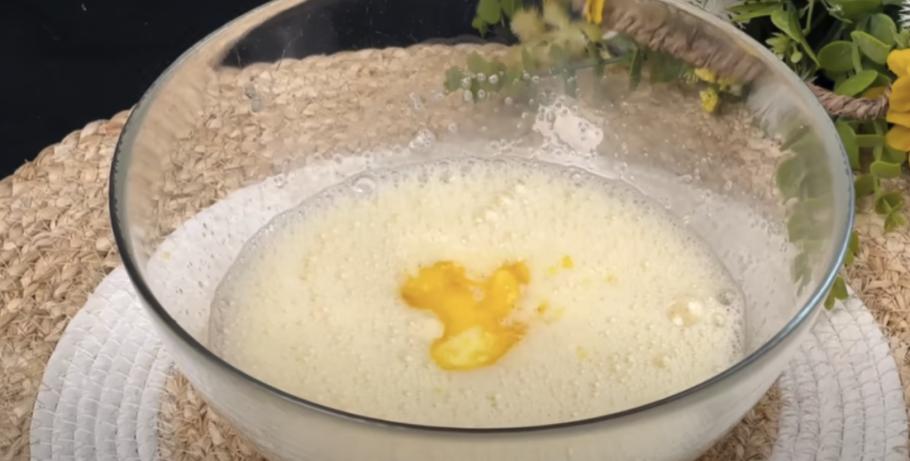 Sladký koláč s vanilkovým těstem, jemným tvarohovým krémem a karamelizovanými švestkami