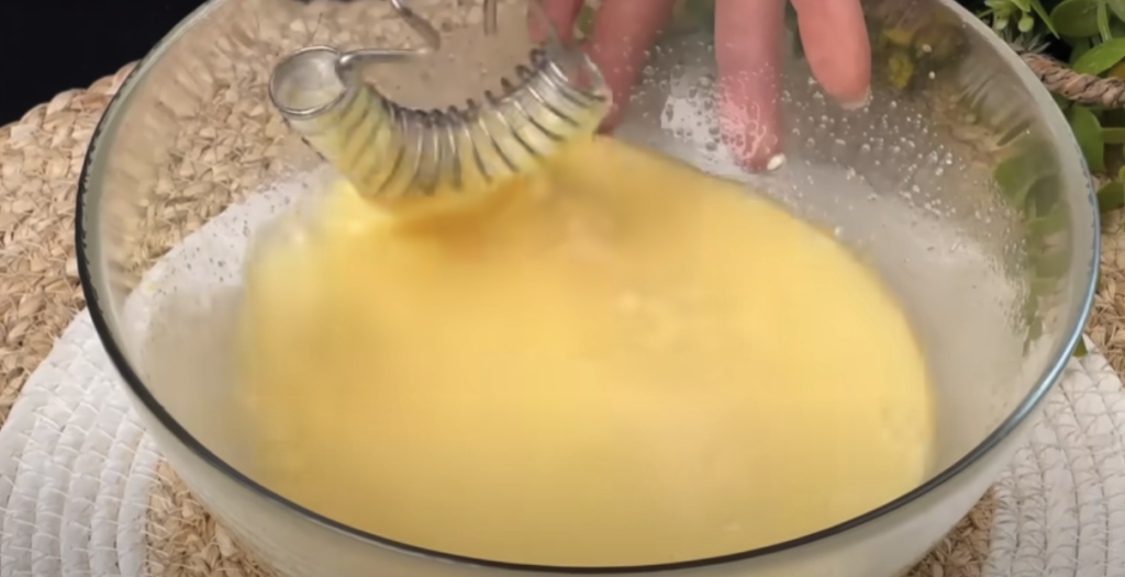 Sladký koláč s vanilkovým těstem, jemným tvarohovým krémem a karamelizovanými švestkami