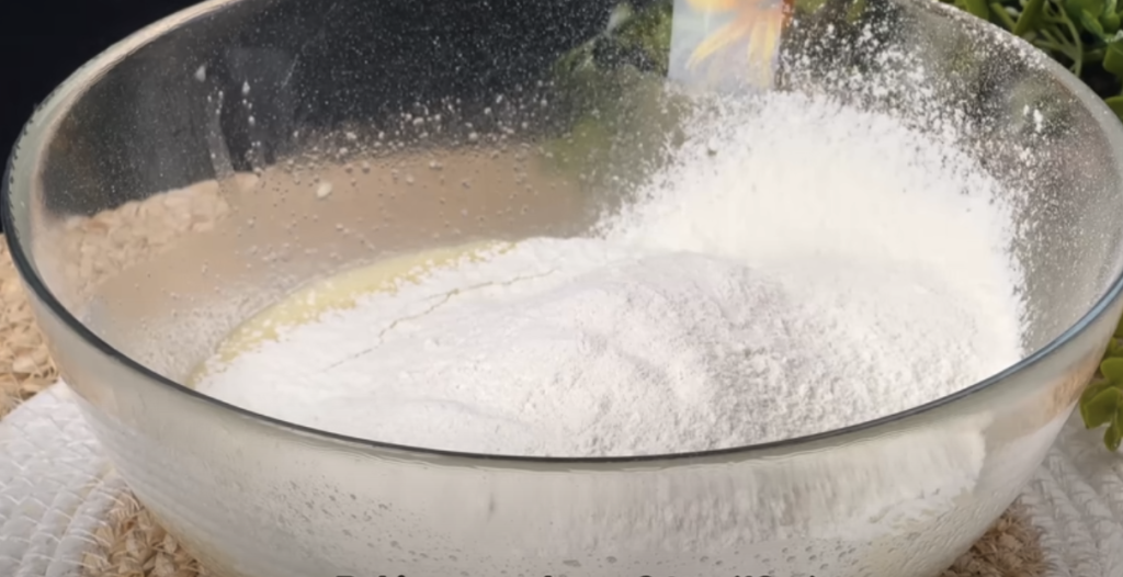 Sladký koláč s vanilkovým těstem, jemným tvarohovým krémem a karamelizovanými švestkami