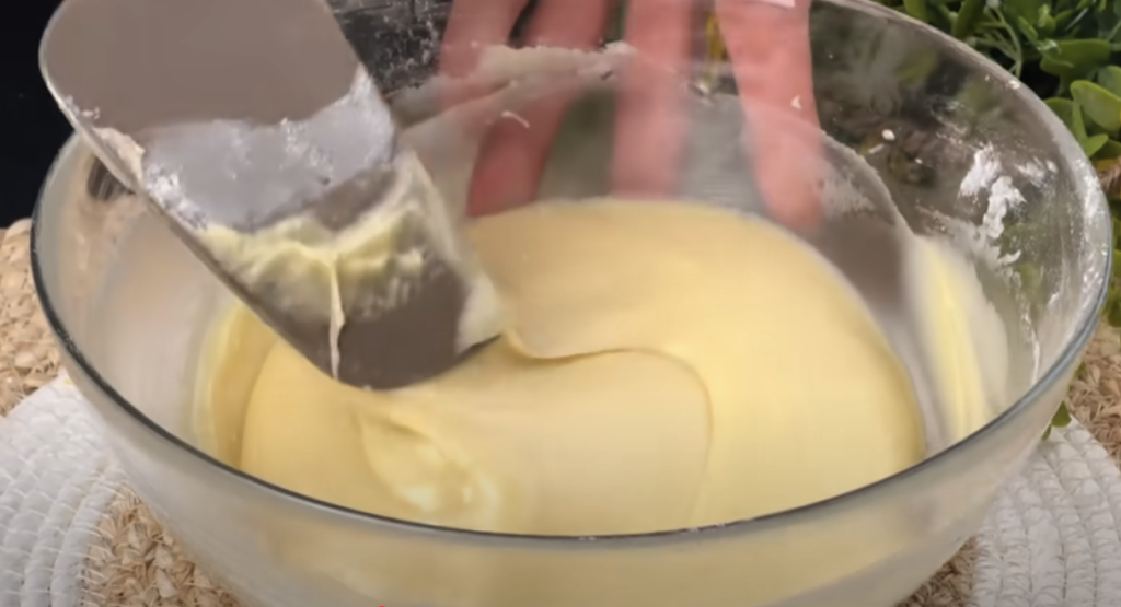 Sladký koláč s vanilkovým těstem, jemným tvarohovým krémem a karamelizovanými švestkami