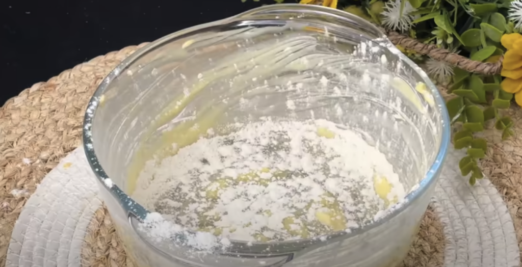 Sladký koláč s vanilkovým těstem, jemným tvarohovým krémem a karamelizovanými švestkami