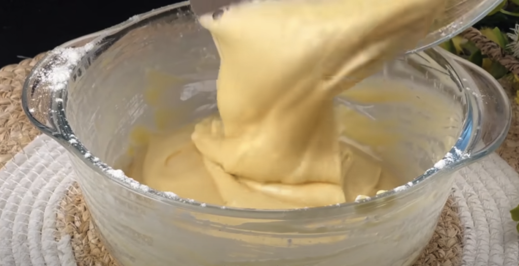 Sladký koláč s vanilkovým těstem, jemným tvarohovým krémem a karamelizovanými švestkami