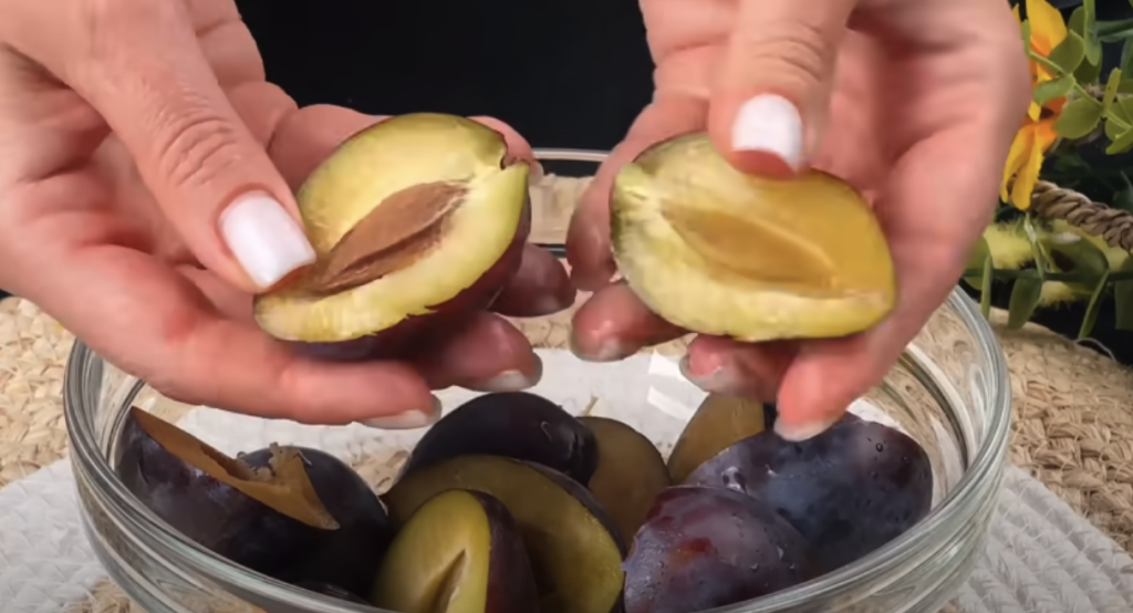 Sladký koláč s vanilkovým těstem, jemným tvarohovým krémem a karamelizovanými švestkami