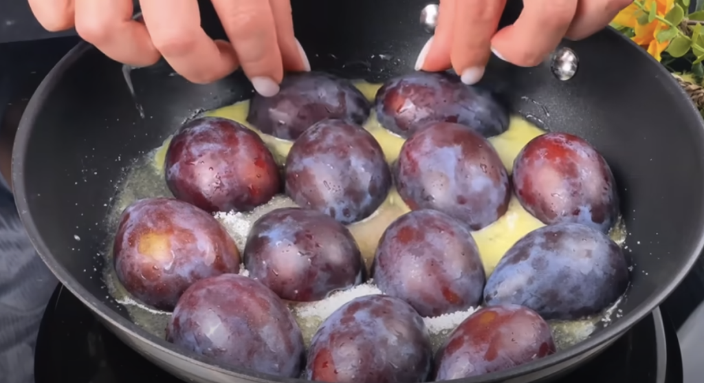 Sladký koláč s vanilkovým těstem, jemným tvarohovým krémem a karamelizovanými švestkami