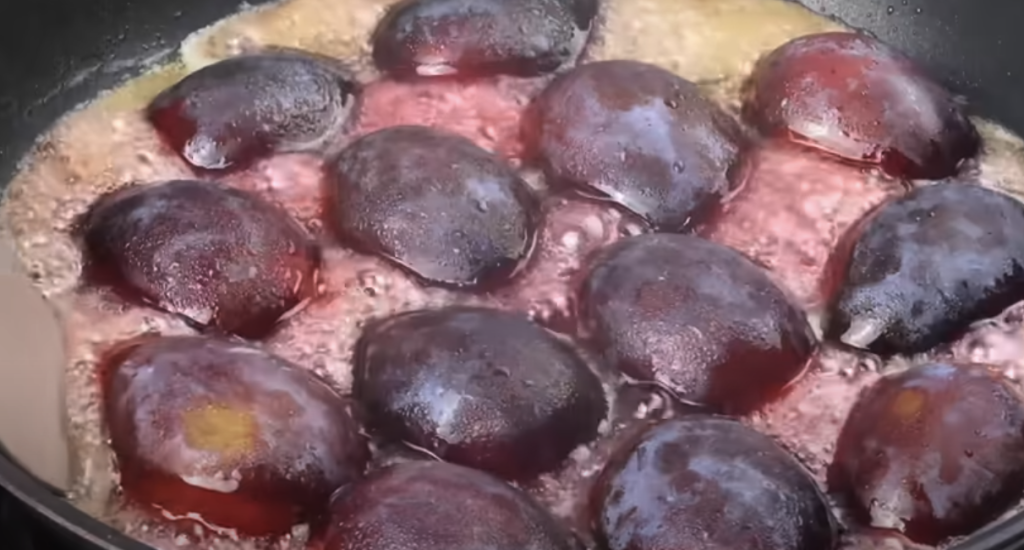 Sladký koláč s vanilkovým těstem, jemným tvarohovým krémem a karamelizovanými švestkami