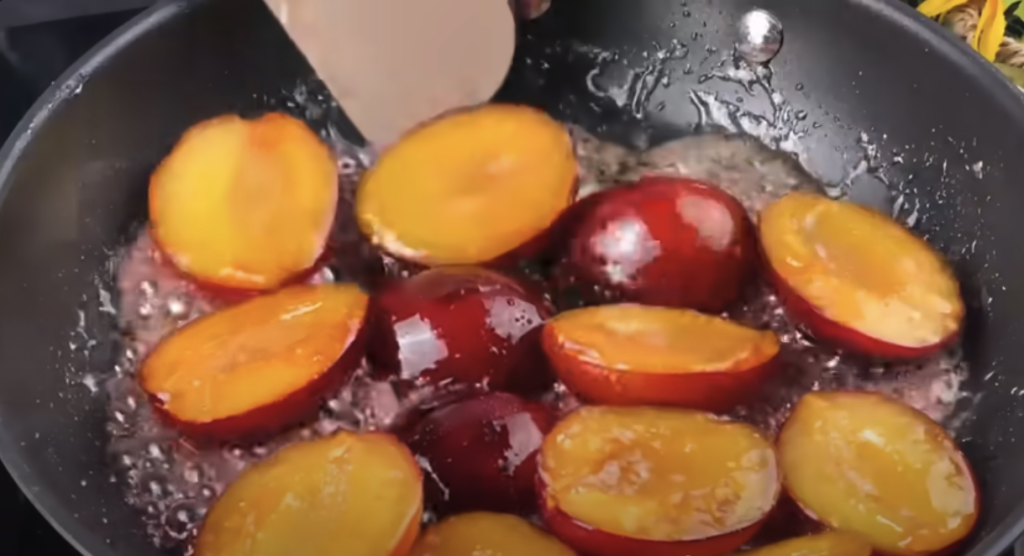 Sladký koláč s vanilkovým těstem, jemným tvarohovým krémem a karamelizovanými švestkami