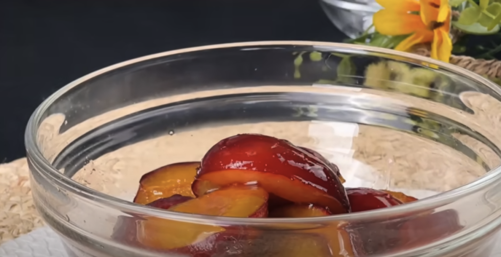 Sladký koláč s vanilkovým těstem, jemným tvarohovým krémem a karamelizovanými švestkami