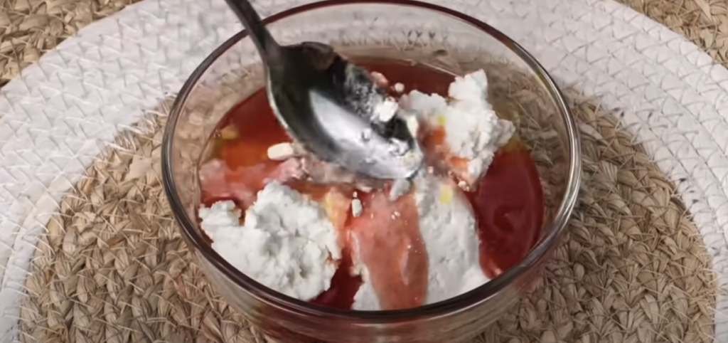 Sladký koláč s vanilkovým těstem, jemným tvarohovým krémem a karamelizovanými švestkami