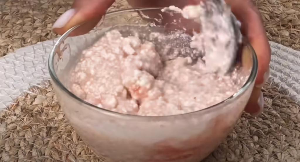 Sladký koláč s vanilkovým těstem, jemným tvarohovým krémem a karamelizovanými švestkami