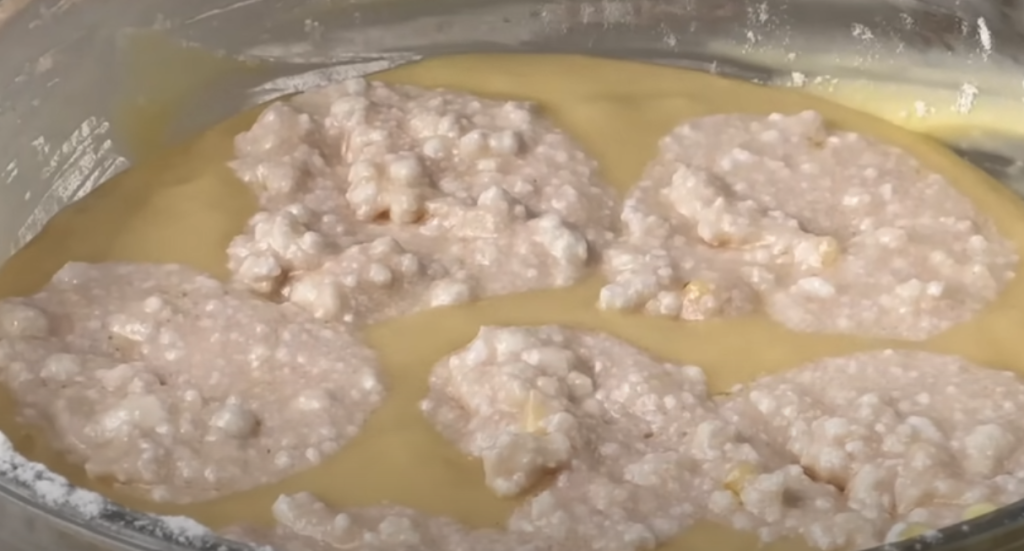 Sladký koláč s vanilkovým těstem, jemným tvarohovým krémem a karamelizovanými švestkami