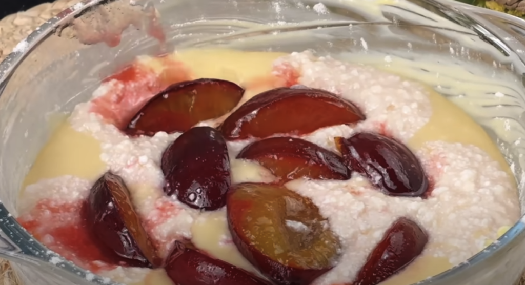 Sladký koláč s vanilkovým těstem, jemným tvarohovým krémem a karamelizovanými švestkami