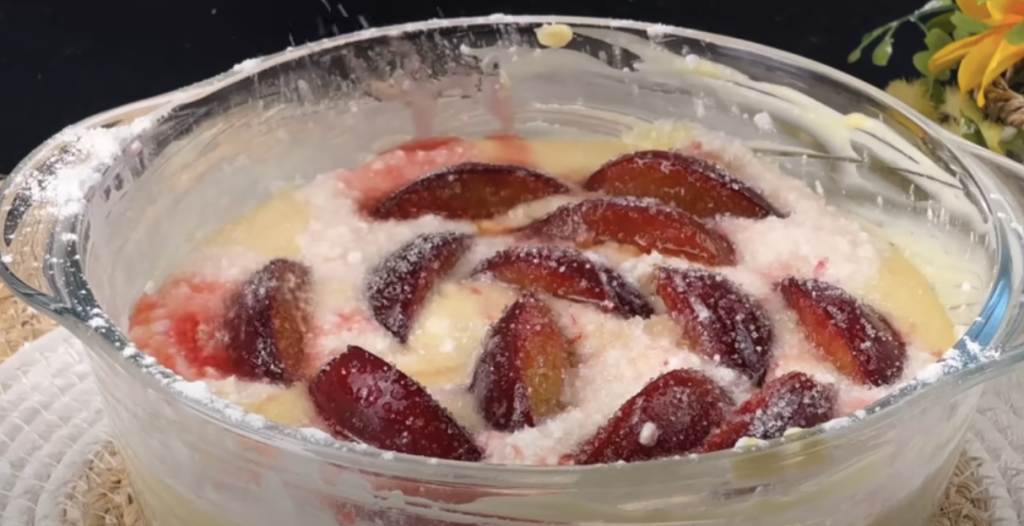 Sladký koláč s vanilkovým těstem, jemným tvarohovým krémem a karamelizovanými švestkami