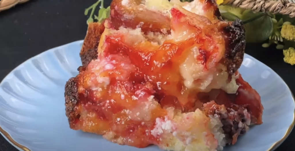 Sladký koláč s vanilkovým těstem, jemným tvarohovým krémem a karamelizovanými švestkami